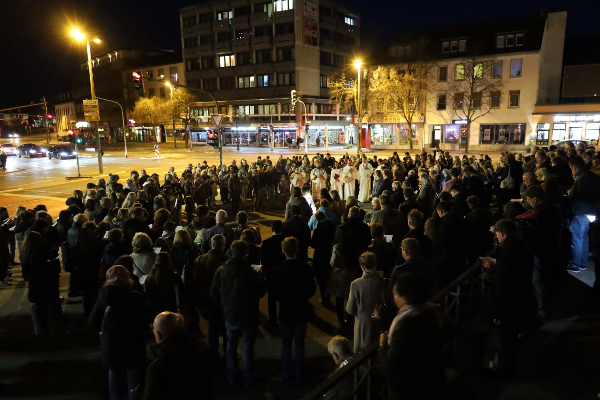 26OsternJukiOsterfeuer Kirchenvorplatz