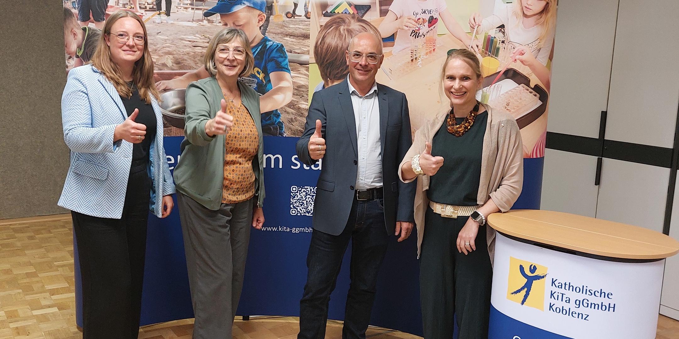 Foto von rechts: Christiane Müller (Gesamtleiterin der Gesamtleiterin der Gesamteinrichtungen Bad Kreuznach) Dieter Christ (Leitung der Bürogemeinschaft Simmern und Gesamtleiter der Einrichtungen Mittelrhein) Claudia Kuhn (Gemeindereferentin Sponheimer Land, Roxheim) Iris Kapsitz (Gesamtleiterin der Gesamteinrichtungen Mainz-Bingen/ Stadt Bad Kreuznach) (c) Claudia Kuhn Foto von rechts: Christiane Müller (Gesamtleiterin der Gesamtleiterin der Gesamteinrichtungen Bad Kreuznach) Dieter Christ (Leitung der Bürogemeinschaft Simmern und Gesamtleiter der Einrichtungen Mittelrhein) Claudia Kuhn (Gemeindereferentin Sponheimer Land, Roxheim) Iris Kapsitz (Gesamtleiterin der Gesamteinrichtungen Mainz-Bingen/ Stadt Bad Kreuznach)
