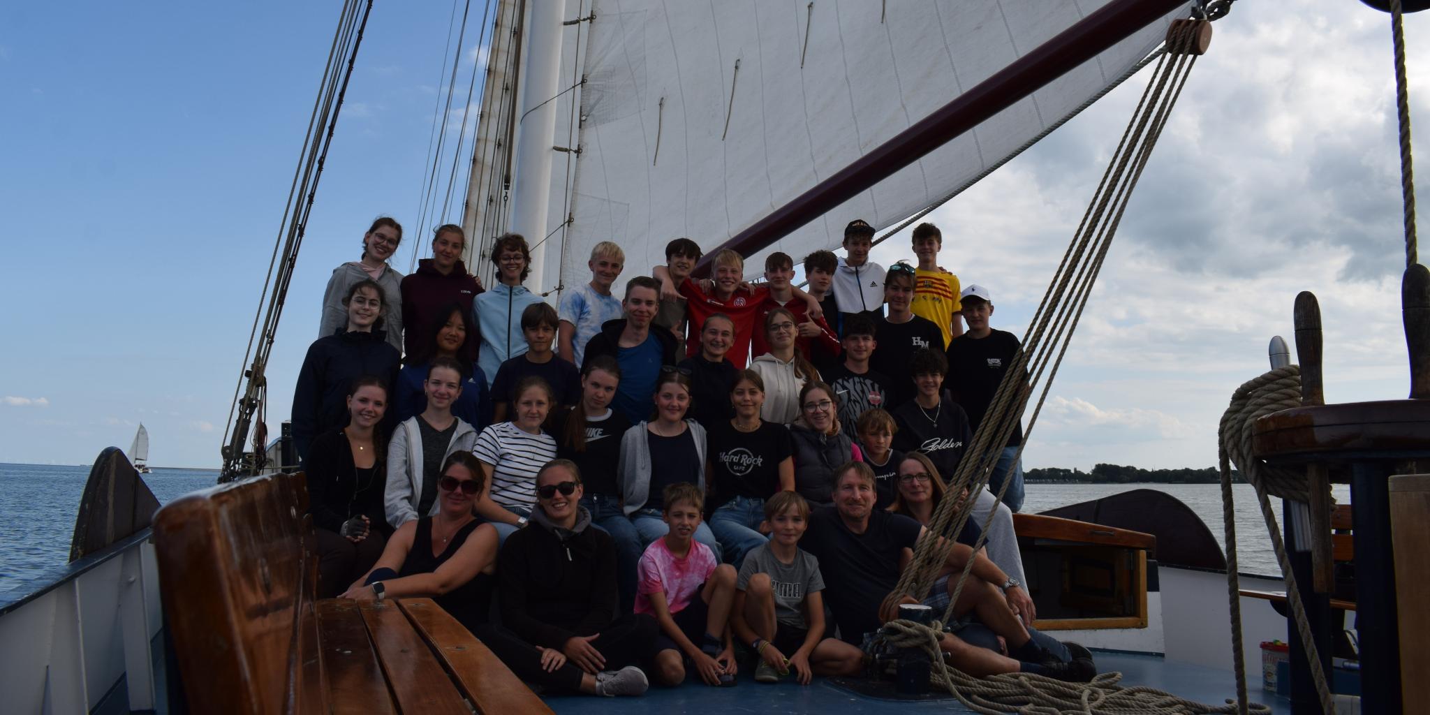 Gruppenfoto Segeln 2026 Querformat (c) Sonja Daum Gruppenfoto Segeln 2026 Querformat