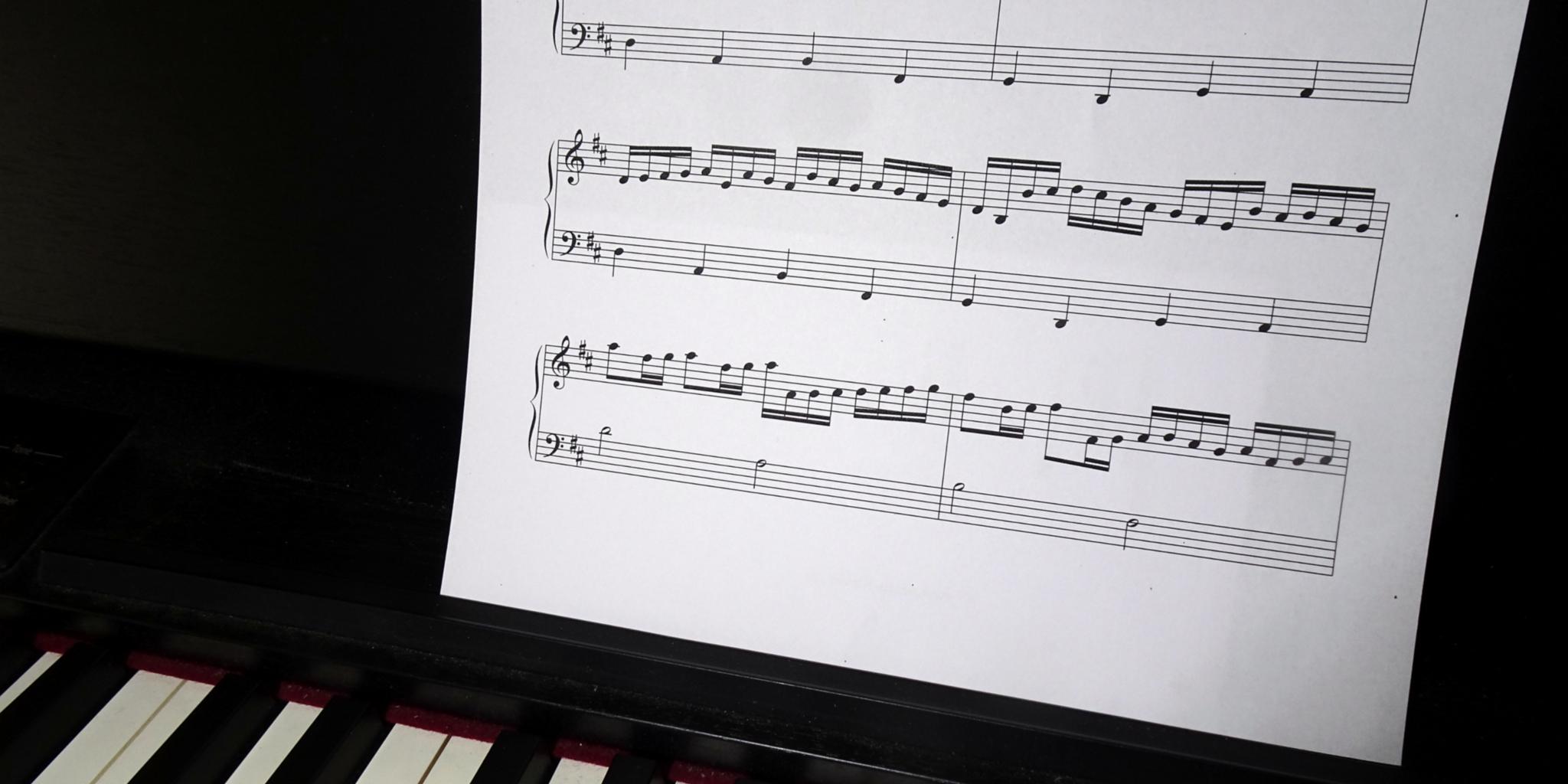 musiknoten-am-klavier_by_Friedbert_Simon_pfarrbriefservice